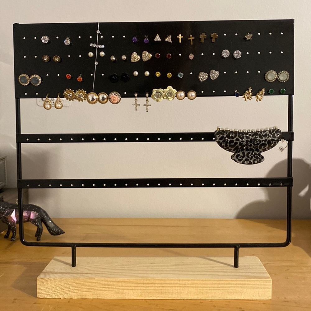 Brand new earring holder (earrings not included)